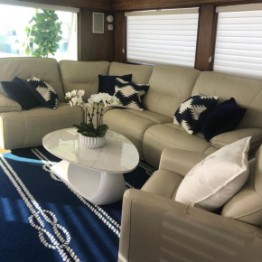 Luxury Afloat Yacht Paradise 3 bedrooms 3bath 5 beds with full Marina view